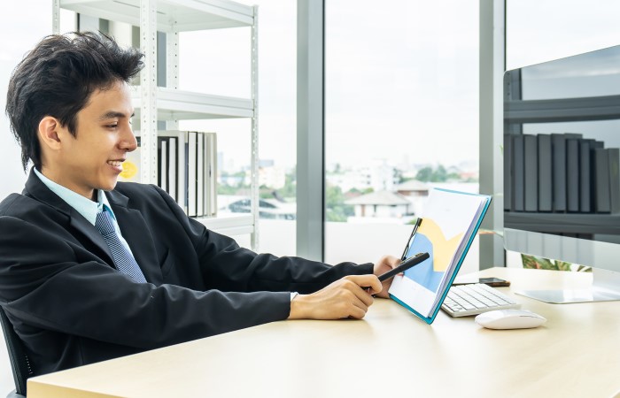 How to Become a Data Analyst in 2022